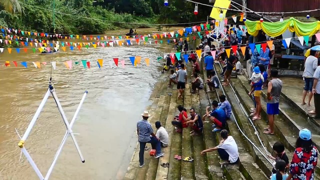 เชียร์สุดมันส์แข่งเรือพื้นบ้าน"หัวใบ้ท้ายบอด"