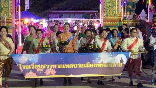ชาวหนองคายร่วมลอยกระทงในแม่น้ำโขงคึกคัก