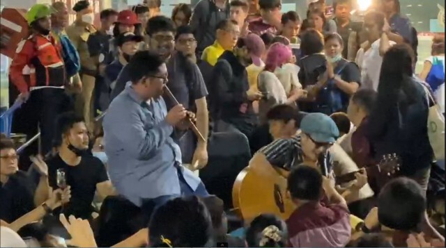 ประมวลเหตุ "มวลชนราษฎร" ปักหลัก สน.ประชาชื่น
