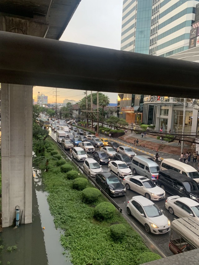 อย่ามาเด็ดขาด!! บางนาตราด ติดหนักมากตั้งแต่กม. 1 - กม. 8 เหตุน้ำท่วม และมีรถจอดเสีย