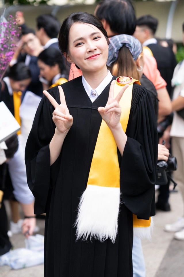 ยินดีด้วย "ออมCGM48" เข้ารับปริญญามธ. เกียรตินิยมอันดับ1