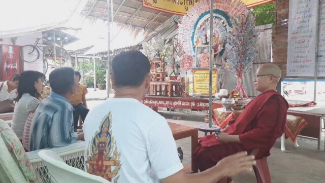 ยี่เป็งเข้าวัดฟังธรรมปล่อยโคม