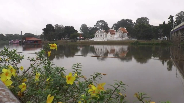 ประชาชนในเขตเทศบาลเมืองอุทัยธานี พร้อมใจใส่ชุดไทยย้อนยุค สืบสานประเพณีลอยกระทง