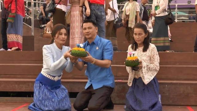 ประชาชนในเขตเทศบาลเมืองอุทัยธานี พร้อมใจใส่ชุดไทยย้อนยุค สืบสานประเพณีลอยกระทง