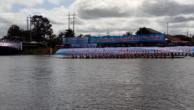 แข่งเรือยาวปลอดเหล้ากองเชียร์แห่ลุ้นเต็มฝั่ง