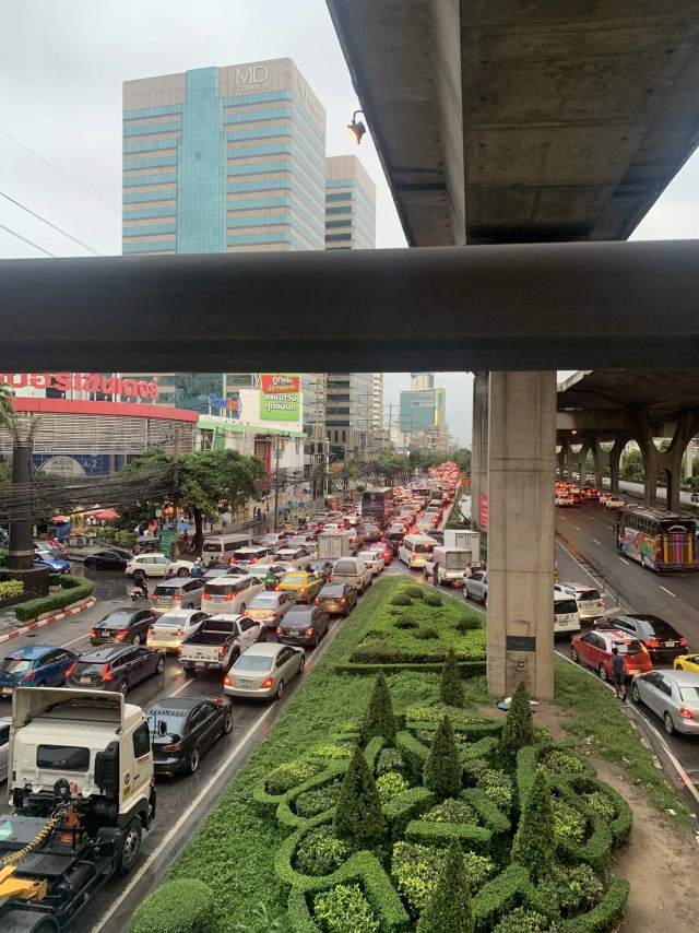 อย่ามาเด็ดขาด!! บางนาตราด ติดหนักมากตั้งแต่กม. 1 - กม. 8 เหตุน้ำท่วม และมีรถจอดเสีย