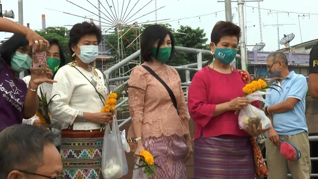 ประชาชนในเขตเทศบาลเมืองอุทัยธานี พร้อมใจใส่ชุดไทยย้อนยุค สืบสานประเพณีลอยกระทง