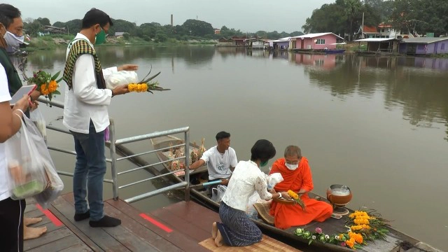 ประชาชนในเขตเทศบาลเมืองอุทัยธานี พร้อมใจใส่ชุดไทยย้อนยุค สืบสานประเพณีลอยกระทง