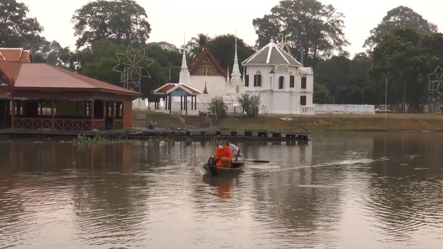 ประชาชนในเขตเทศบาลเมืองอุทัยธานี พร้อมใจใส่ชุดไทยย้อนยุค สืบสานประเพณีลอยกระทง