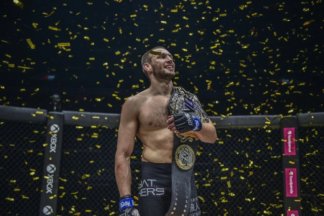 ออง ลา เอ็น ซาง ซูเปอร์สตาร์เมียนมา  เสียเข็มขัดแชมป์วันฯ