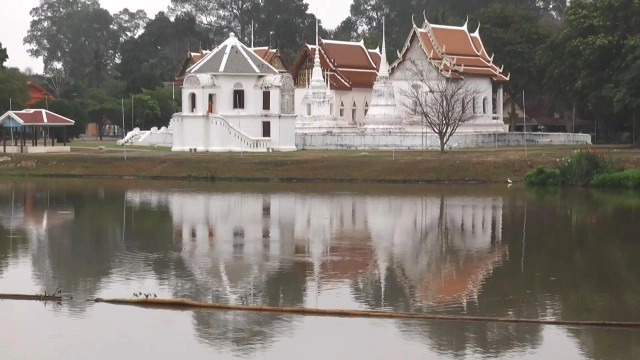 ประชาชนในเขตเทศบาลเมืองอุทัยธานี พร้อมใจใส่ชุดไทยย้อนยุค สืบสานประเพณีลอยกระทง
