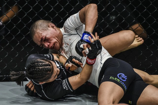 ออง ลา เอ็น ซาง ซูเปอร์สตาร์เมียนมา  เสียเข็มขัดแชมป์วันฯ