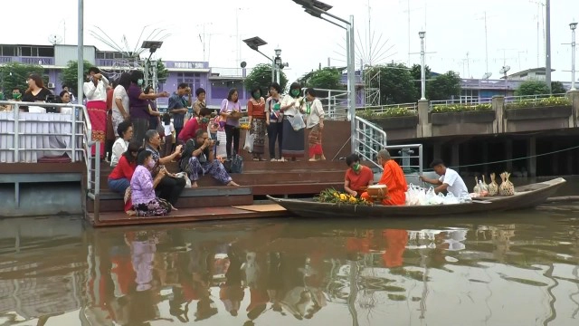 ประชาชนในเขตเทศบาลเมืองอุทัยธานี พร้อมใจใส่ชุดไทยย้อนยุค สืบสานประเพณีลอยกระทง