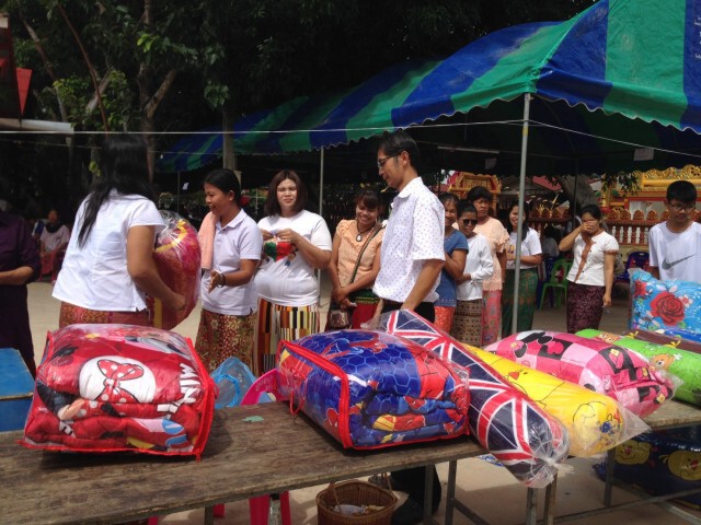 กฐินสามัคคีโปรยทานเครื่องนอนรับลมหนาว