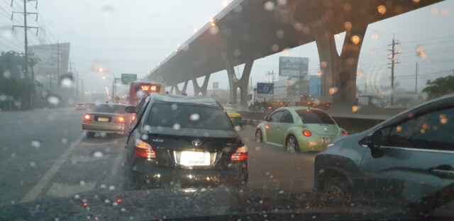 ฝนถล่มกรุง!! ทำบางนาตราด น้ำท่วมสูง