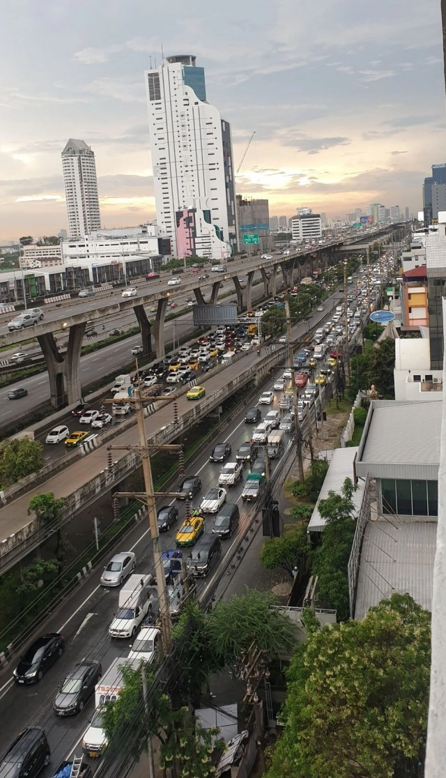 อย่ามาเด็ดขาด!! บางนาตราด ติดหนักมากตั้งแต่กม. 1 - กม. 8 เหตุน้ำท่วม และมีรถจอดเสีย