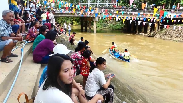 เชียร์สุดมันส์แข่งเรือพื้นบ้าน"หัวใบ้ท้ายบอด"