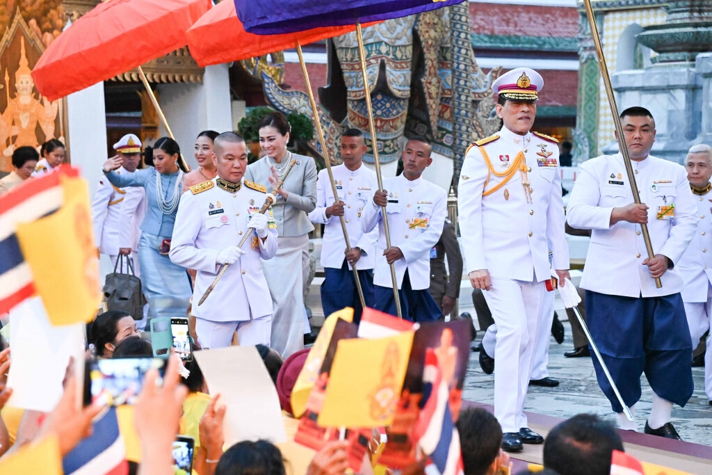 "ในหลวง-ราชินี"ทรงเปลี่ยนเครื่องทรงพระแก้วมรกต ปชช.รับเสด็จเนืองแน่น