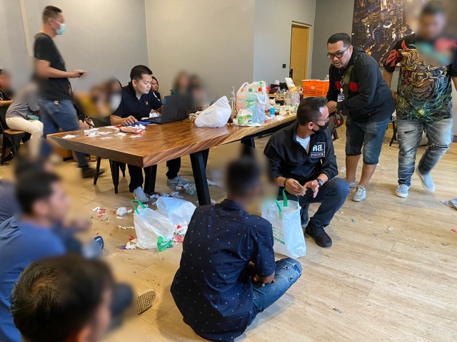 ทลายปาร์ตี้ยา จับ 28 รายคารีสอร์ทย่านบางกะปิ