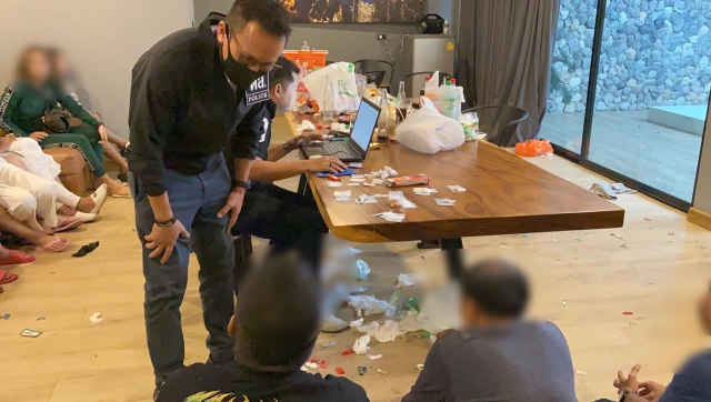 ทลายปาร์ตี้ยา จับ 28 รายคารีสอร์ทย่านบางกะปิ