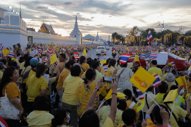 "ในหลวง-ราชินี"ทรงเปลี่ยนเครื่องทรงพระแก้วมรกต ปชช.รับเสด็จเนืองแน่น