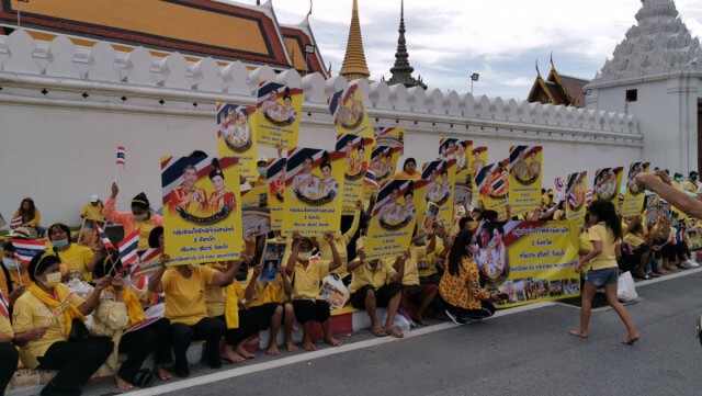 ปชช.ทยอยจับจองพื้นที่รอรับเสด็จฯ "ในหลวง-พระราชินี"