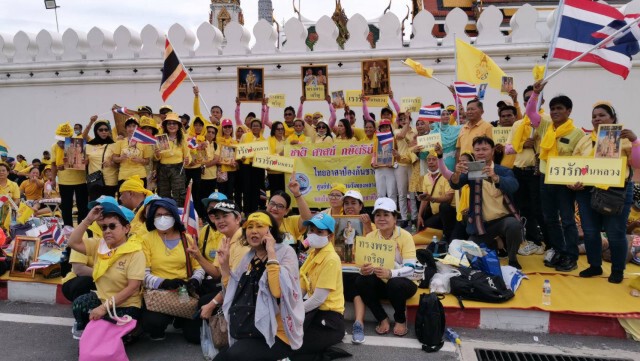 ปชช.ทยอยจับจองพื้นที่รอรับเสด็จฯ "ในหลวง-พระราชินี"