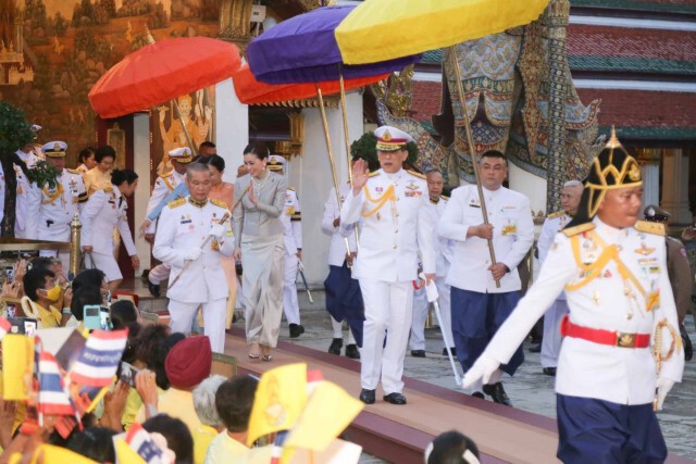 "ในหลวง-ราชินี"ทรงเปลี่ยนเครื่องทรงพระแก้วมรกต ปชช.รับเสด็จเนืองแน่น