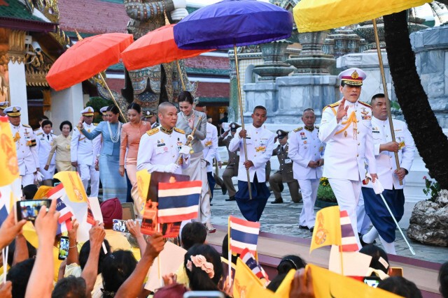 "ในหลวง-ราชินี"ทรงเปลี่ยนเครื่องทรงพระแก้วมรกต ปชช.รับเสด็จเนืองแน่น