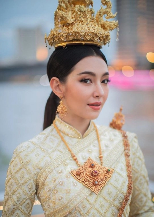 ส่องความงาม "เบลล่า ราณี" ในลุคชุดไทย กับเครื่องประดับมูลค่ากว่า 20 ล้าน!