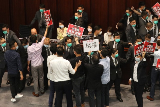 ฮ่องกงจับ 7 ส.ส.ฝ่ายค้านขวางประชุมสภาฯ