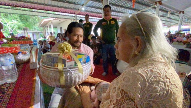 "บิณฑ์ " แจกลอตเตอรี่นำโชคให้ผู้ร่วมบุญทอดกฐินสามัคคี วัดป่าพรหมยาน