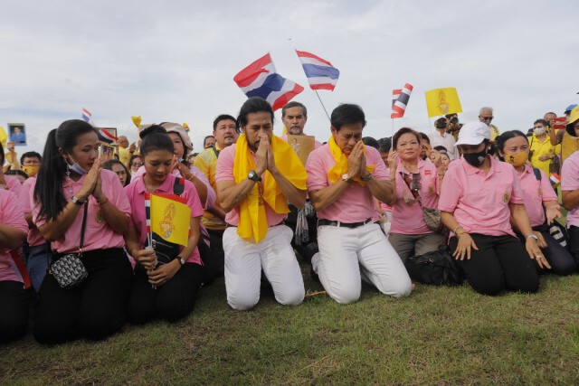 "บิณฑ์-ไทด์" รอรับเสด็จฯ ชี้ถึงเวลาออกมาปกป้องสถาบันฯ