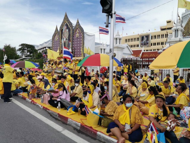 ปชช.ทยอยจับจองพื้นที่รอรับเสด็จฯ "ในหลวง-พระราชินี"