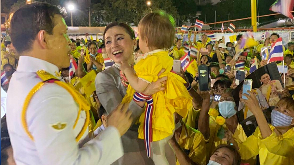 ครอบครัววังช้างสุดปลาบปลื้ม "ในหลวง-ราชินี" ทรงเมตตาอุ้ม"น้องแอลลี่"