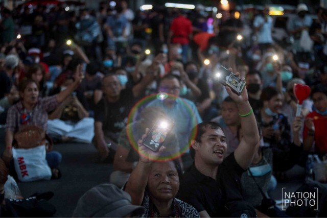 ประมวลภาพม็อบราษฎรแยกท่าพระ ยัน "ไม่ลดระดับข้อเรียกร้อง"