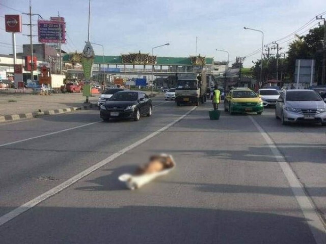 เหวอกันทั้งถนน รถมูลนิธิเผลอทำร่างไร้วิญญาณร่วง!!