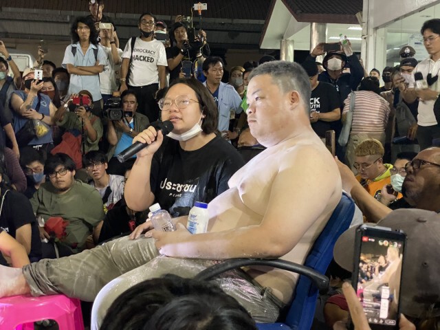 ศาลแขวงปทุมวัน ยกคำร้องฝากขัง "รุ้ง ปนัสยา"