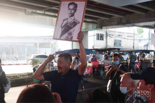 ประมวลภาพม็อบราษฎรแยกท่าพระ ยัน "ไม่ลดระดับข้อเรียกร้อง"