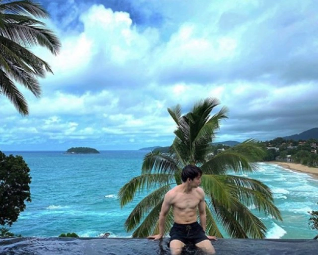 ชาวเน็ตตาโต "หมอริท" เที่ยวภูเก็ต โชว์ซิกแพคสุดแซ่บ!