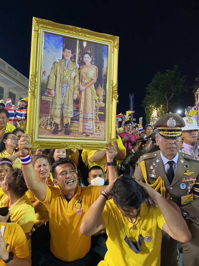 "ในหลวง" ทรงพระอักษร "ช่วยกันรักประเทศไทย"