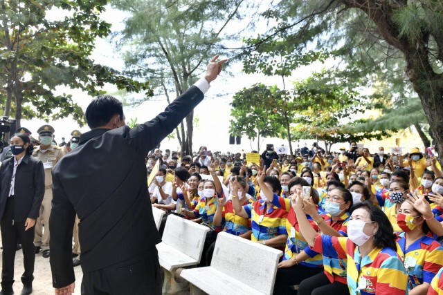 "ประยุทธ์"พบชาวเกาะสมุยให้ความมั่นใจเศรษฐกิจไทยกำลังฟื้น
