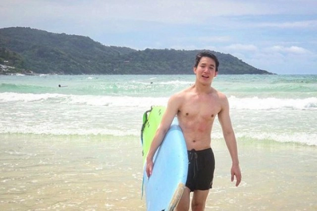 ชาวเน็ตตาโต "หมอริท" เที่ยวภูเก็ต โชว์ซิกแพคสุดแซ่บ!