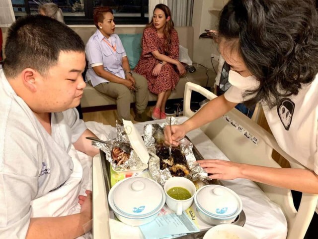 "ทราย" หอบของกินเยี่ยม "ไมค์ เพนกวิน รุ้ง" ไม่หวั่นโดนแซะเด็กกินดีอยู่ดี