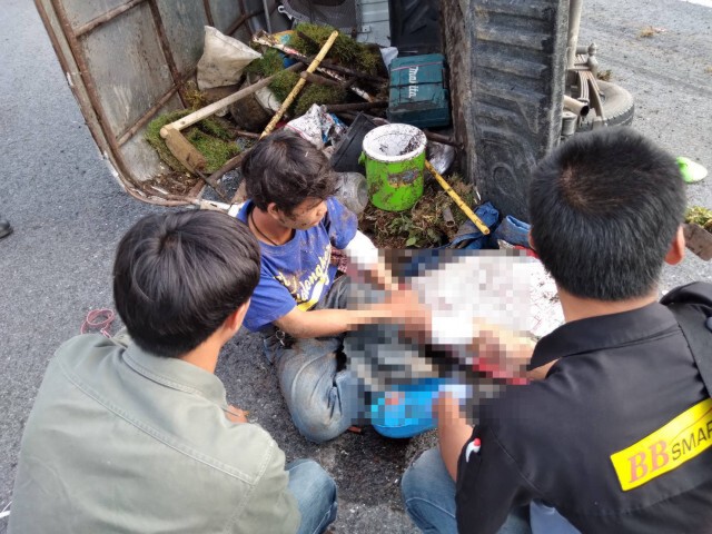 กระบะขนคนงานคว่ำ รถสิบล้อเหยียบซ้ำ ตาย 3