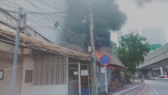 ไฟไหม้บ้านเรือน ปชช. ย่านห้าแยกลาดพร้าว