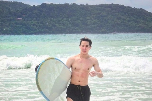 ชาวเน็ตตาโต "หมอริท" เที่ยวภูเก็ต โชว์ซิกแพคสุดแซ่บ!