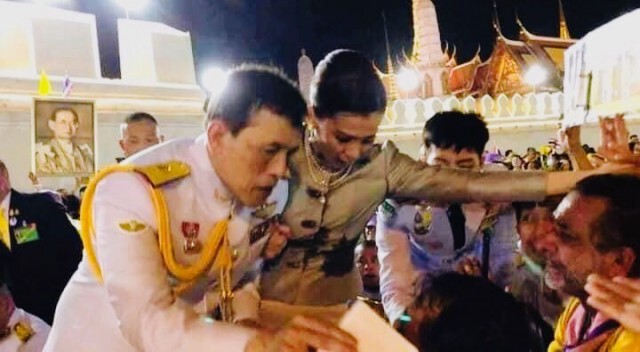 "ในหลวง" ทรงรับฎีกาแผ่นกระดาษ