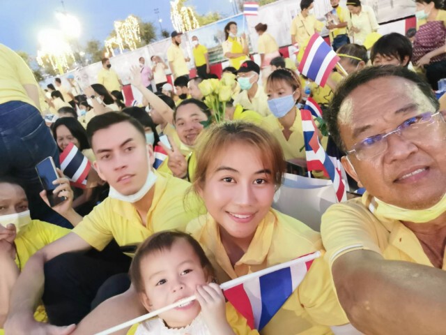 ครอบครัววังช้างสุดปลาบปลื้ม "ในหลวง-ราชินี" ทรงเมตตาอุ้ม"น้องแอลลี่"