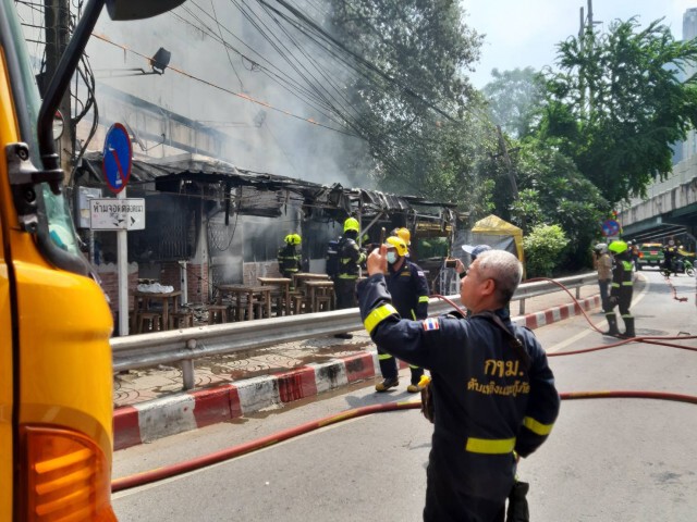 ไฟไหม้บ้านเรือน ปชช. ย่านห้าแยกลาดพร้าว